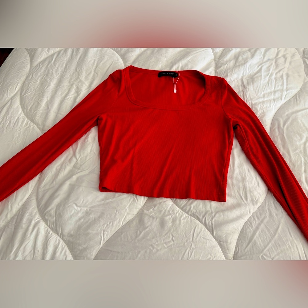 NWOT meerokety red, long sleeve e crop top.